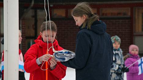 Kuudesluokkalaiset Aada Kuoppala ja Sanni Heinonen saivat kunnian nostaa lipun salkoon Kivelän koulun itsenäisyysjuhlassa perjantaina 3. joulukuuta. Kuvat edellisen päivän harjoituksista.
