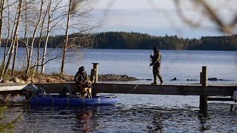 Poliisi etsi Ikaalisten Kyrösjärven veneturman jäljiltä kateissa olleita sunnuntaina 5. toukokuuta. Etsinnöissä oli apuna koira.