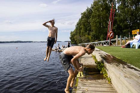 Wivi Lönnin koulun oppilaat Veikko Hautsalo (vas.) ja Simo Riihelä pääsivät liikuntatunnilla rantalentopallon jälkeen vilvoittelemaan Pyhäjärveen Tampereen Eteläpuistossa 15. elokuuta. 