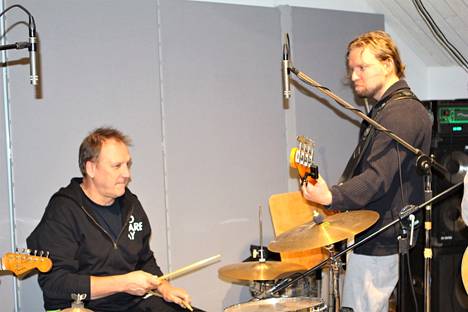 Rumpali Mikko Kaski ja bändin tuorein jäsen, basisti Timo Järvensivu, pitävät paketin kasassa.