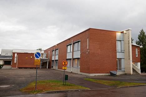 Kämmenniemen koulu koostuu kolmesta eri vuosikymmeninä valmistuneesta rakennuksesta.