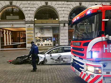 Liikenneonnettomuus keskellä vapunjuhlintaa Helsingissä - Kotimaa -  Aamulehti