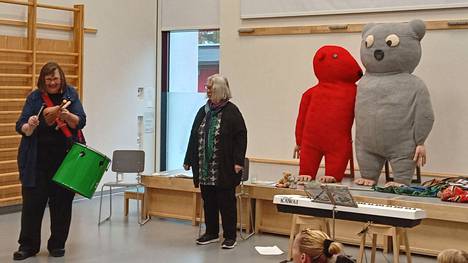Soili Perkiö ja Hannele Huovi esiintyivät Urpon ja Turpon tervetulojuhlassa Aurinkolinnassa maanantaina.