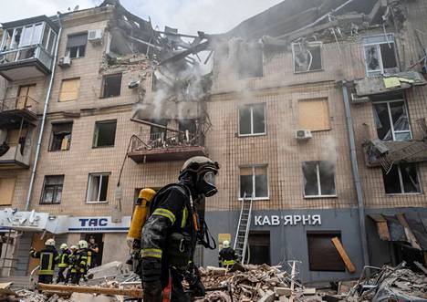 Pelastustyöntekijät sammuttivat Venäjän joukkojen iskusta syttynyttä paloa Ukrainban Harkovassa tiistaina 6. syyskuuta.