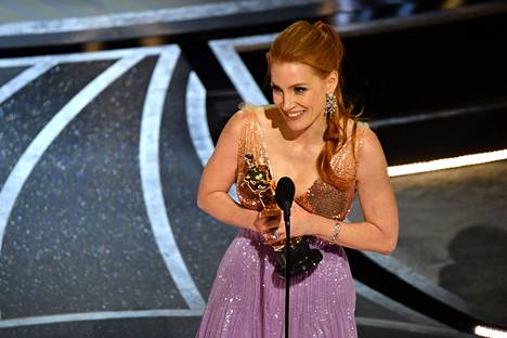 Parhaan naispääosan palkinnon voitti Jessica Chastain elokuvasta The Eyes of Tammy Faye.