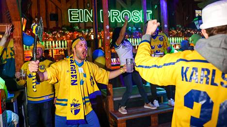Ruotsalaisfanit pitävät ääntä ja juhlivat MM-huumaa pelipäivinä Heidi’s Bier Barissa.