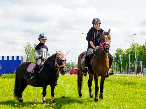 Helmi Häkkänen ja Malika Kerimova kertoivat ponien viihtyvän kaupunkivierailullaan.