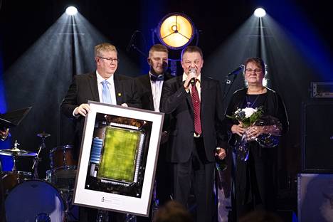 Ilves Futis-Liigan palkinnon vastaanottivat Kari Pansio, Henri Karhunen, Risto Valkeala ja Tiina Valkeala.