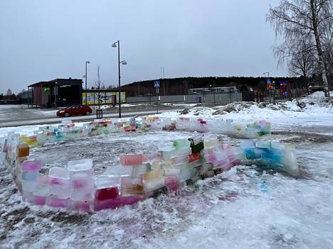 Entisen Seppolan koulun tontilla kiemurteleva jäälinna on kärsinyt lämpimistä päivistä, mutta nyt sääennusteet povaavat jäälinnalle hyviä kelejä. 