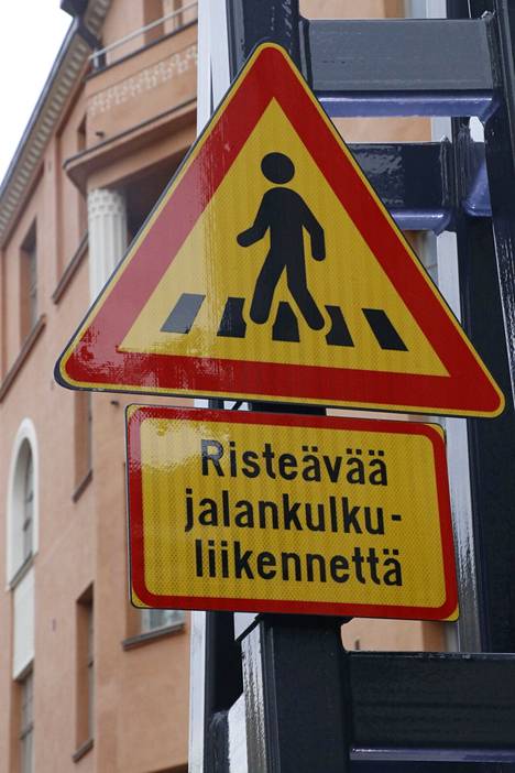 Jalankulkijoiden ja pyöräilijöiden yhteispeliä yritettiin parantaa lisäämällä Hämeenkadun pyöräkaistoille jalankulkijoista varoittavia liikennemerkkejä.