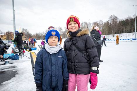 ”Tapparan peliä tultiin katsomaan”, ilmoitti Sampo Lehmusjoki, 7. Laura, 10, kertoi, että he tulivat katsomaan, mitä kaikkea täällä on. Äiti Hanne Lehmusjoki kertoi tulleensa tapahtumaan juoksemaan lastensa perässä.
