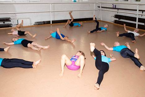 Dance Up Academyn iltapäiväkerhossa liikutaan monipuolisesti ikätasolle sopivin leikein.