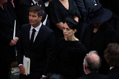 Uuden-Seelannin pääministeri Jacinda Ardern saapui kuningattaren hautajaistilaisuuteen maanantaina yhdessä puolisonsa Clarke Gayfordin kanssa.
