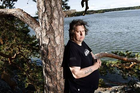 Stratovarius-yhtyeestä maailmanmaineeseen noussut Timo Tolkki, 54, aloitti uransa 1980-luvulla.  Tolkki Helsingin Vuosaaressa Uutelan ulkoilualueella vuonna 2019.