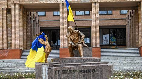 Ukrainan liput liehuivan patsaiden käsissä Balakliyassa 10. syyskuuta. 