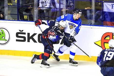 MM-kisoissa kohdanneet Jack Hughes ja Kaapo Kakko taistelevat kiekosta tulevina vuosina NHL-kaukaloissa.