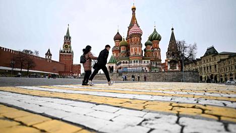 Taloustieteilijät ovat ennustaneet maan syöksyvän syvään taantumaan. Moskovan pormestarin mukaan jopa 200 000 moskovalaista voi menettää työnsä pakotteiden vuoksi.