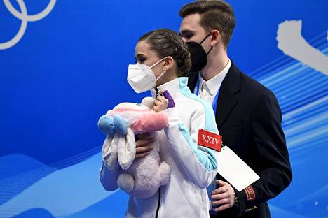 15-vuotias Kamila Valijeva on joutunut kohtuuttoman suuren kohun keskelle Pekingin olympialaisissa positiivisen dopingnäytteen ja epäonnistuneen vapaaohjelmansa myötä.
