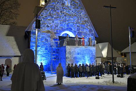 Jouluvaellus päättyy Pyhän Ristin kirkon pihaan. Tänä vuonna esiintymisteline saanut kirkon kiviseinää imitoivan suojakankaan.