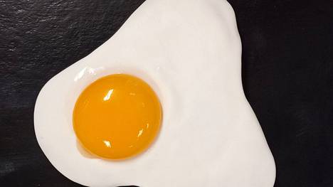 Tässä on esimerkki aprillileivoksesta. Näyttää paistetulta kananmunalta, mutta onkin herkullinen leivos.