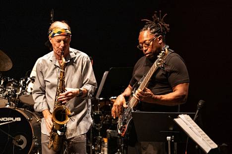 Notkeaa puhallusta ja nypläystä. Saksofonisti Bill Evans ja basisti Darryl Jones kuuluivat 1980-luvulla trumpetisti Miles Davisin miehistöön. Niissä merkeissä Jones soitti Pori Jazzissa vuosina 1984 ja 1987 sekä tribuuttihengessä vuonna 2012. Evansilla on aikaisempaa Pori-kokemusta Randy Breckerin kaverina kesältä 2011.