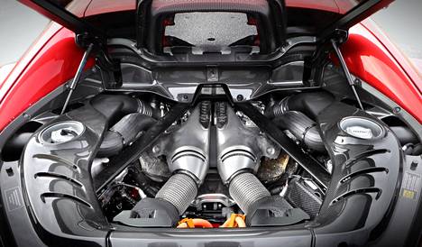 V6-moottori on sijoitettu suoraan kuljettajan taakse.
