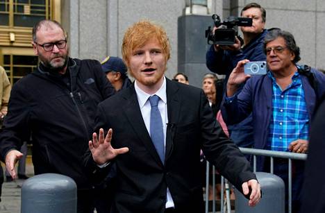 Ed Sheeran oikeustalon edessä New Yorkissa torstaina.