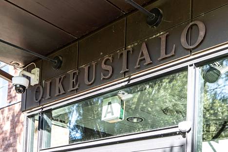Pirkanmaan käräjäoikeus tuomitsi Tampereella tatuoijana työskennelleen miehen vankeusrangaistukseen raiskauksesta ja seksuaaliseen tekoon pakottamisesta. 