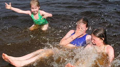 Uintikelejä riittii järvissä vielä elokuussa. Kesän hukkumisissa nousevat esiin veneilyturmien lisäksi uimiseen ja vilvoitteluun liittyvät tapaturmat.