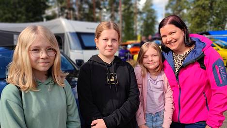 Multian vauhtimimmit Jenny Rautiainen, Iines Terho, Emma Rautiainen ja Minna Rautiainen viihtyivät Ajokauden päättäjäisissä lauantaina.