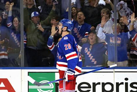 Rangersin Chris Kreider juhli ensimmäisessä erässä tekemäänsä maalia Madison Square Gardenissa toukokuun 15. päivänä.