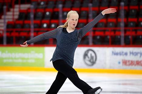 Suomen taitoluistelutoivo Arttu Juusola, 16, kilpailee Euroopan nuorten olympiafestivaaleilla keskiviikkona ja torstaina.