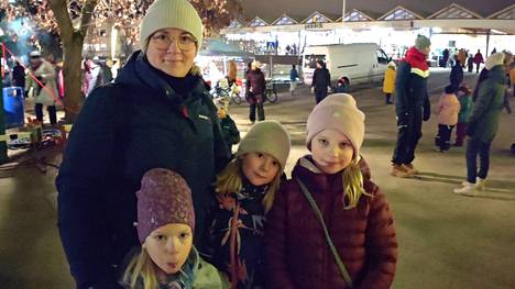 Heini Tuomisto tyttäriensä Hilla ja Hertta Tuomiston sekä heidän ystävänsä Ilona Teiskosen kanssa seuraa keppariradan vierustalla esteradan tapahtumia.