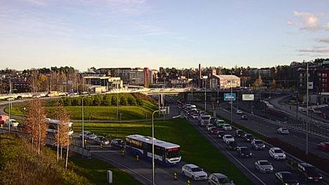 Liikenne ruuhkautui pitkältä matkalta maanantaina iltapäivällä Tampereen Rantatunnelin länsipuolella. Kuva on otettu 15.49 Santalahdessa.
