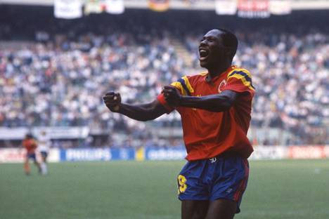 Kolumbian kultaiseen pelaajasukupolveen kuulunut Freddy Rincón tuulettaa kuvassa maalia, josta hänet muistetaan parhaiten. 1–1-tasoitus lisäajalla Länsi-Saksan verkkoon jalkapallon MM-kisoissa 1990 vei Kolumbian neljännesvälieriin.