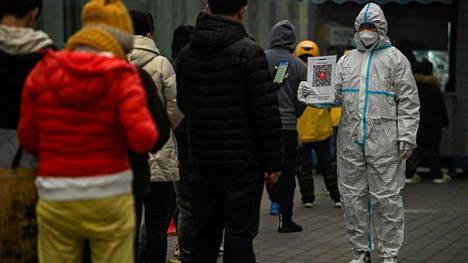 Ihmiset jonottavat koronatestiin Pekingissä 20. marraskuuta. Kiinassa havaittiin keskiviikkona päivittäinen ennätys koronatartunnoissa. Koronatartunnat ovat johtaneet Kiinassa kokonaisten kaupunkien sulkuihin ja matkustusrajoituksiin. Kiina noudattaa koronapolitiikassaan nollalinjaa.