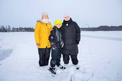 Ystävykset Ulla Kannisto ja Kristiina Jalonen sekä Jalosen poika Jesse Wäljas kehuivat luisteluolosuhteita, vaikka jäätä ei vielä ollut ehditty aurata. Jesse meni lumisella radalla useamman kerran nurin, mutta lumessa luisteleminen oli hänestä ”ihan mahtavaa.”