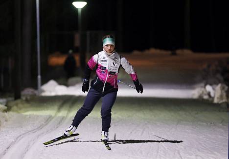 Kankaanpään Urheilijoita edustava nakkilalainen kilpahiihtäjä Anna Stenroos kuvattuna Porin säilölumiladulla tiistaina.