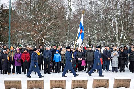 Suomen lippu saapui juhlaan insinöörieverstiluutnantti Harri Saarisen kantamana.