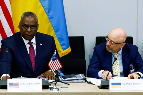 Yhdysvaltain puolustusministeri Lloyd Austin (vasemmalla) isännöi Brysselissä Ukraina-ryhmän kokousta. Austinin vieressä istui Ukrainan puolustusministeri Oleksi Reznikov.