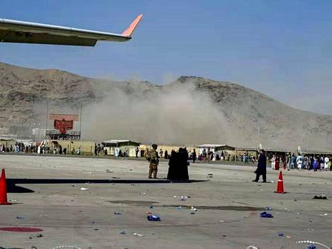Savua nousi räjähdyksen jälkeen Kabulin lentokentän lähistöllä.