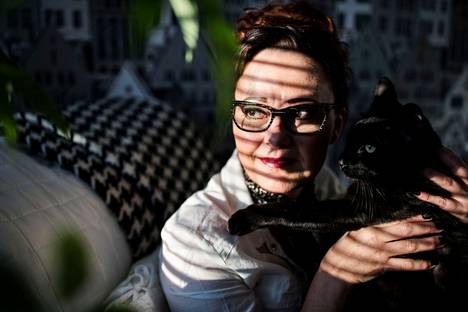 Kirjailija Tuija Välipakka osallistuu Painetun sanan markkinoilla paneelikeskusteluun, jossa pohditaan, kuinka digitalisaatio ja kirjallisuus kohtaavat. Välipakka kuvattiin kissansa kanssa kotonaan Tampereella tammikuussa 2019.