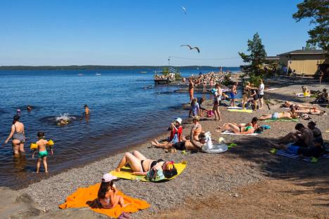 Auringonottajia Tampereen Rauhaniemen uimarannalla 26. kesäkuuta 2022. Suomessa oli kesäkuussa seitsemän hellepäivää.