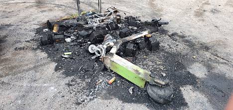 Mopomiitti jätti jälkeensä palaneen sähköpotkulaudan, joka kuvattiin Pyynikin kesäteatterin parkkipaikalla sunnuntaina 11. syyskuuta.