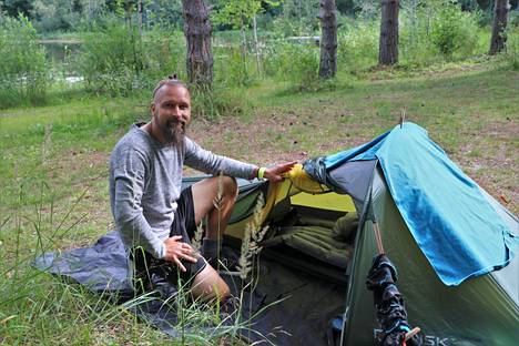 Niko Puumalainen viettää kaksi lepopäivää Yyterin leirintäalueella teltassa yöpyen. Puumalaisen yhden hengen teltta painaa 490 grammaa ja menee pieneen tilaan. 
