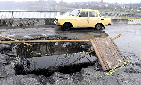 Venäläisten kranaatti on räjähtänyt keskellä Makarivin kaupungin siltaa. 