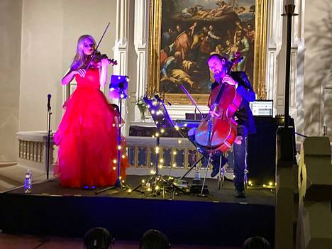 Linda Lampenius ja Perttu Kivilaakso soittivat joulun maagisia säveliä Kokemäen kirkossa.