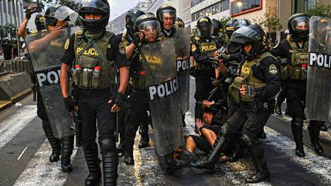 Perussa maan politiikan tuoreimmat käänteet ovat saaneet ihmisiä lähtemään kaduille osoittamaan mieltää. Esimerkiksi nämä poliisit ja mielenosoittaja kuvattiin pääkaupunki Limassa torstaina 8. joulukuuta.
