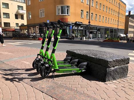 Ryden potkulautoja oli parkkeerattuna Tampereen Aleksis Kiven kadulle tiistaina 21. kesäkuuta. Ne odottivat vielä ensimmäistä käyttäjää.