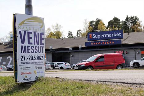 Venemessujen mainoksia voi huomata esimerkiksi Supermarket Ukko-Pekan tuntumassa.
